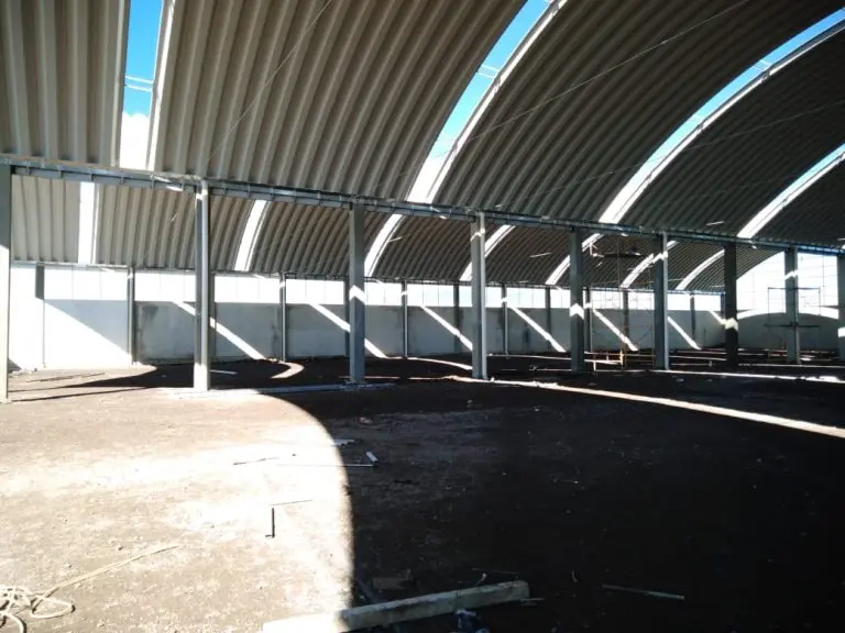 Interior de un proyecto de arcotecho industrial ARCOMET